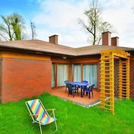 Dom wakacyjny Spacious With Private Garden